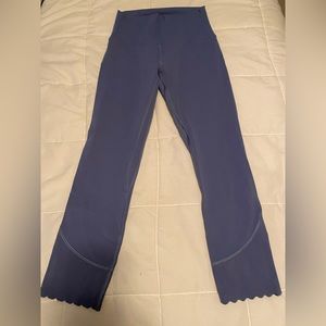 Lululemon align scalloped 25”
High waisted 
Worn only once- no peeling like new.